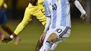 Pemain timnas Argentina, Lionel Messi mendapat kawalan pemain Ekuador, Renato Ibarra pada Kualifikasi Piala Dunia 2018, di Stadion Atahualpa, Rabu (11/10). Hat-trick Messi membawa Argentina lolos ke Piala Dunia dengan skor 3-1. (Rodrigo BUENDIA / AFP)