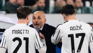 Pelatih Juventus, Luciano Spalletti, berbicara kepada sang gelandang Fabio Miretti saat laga Liga Champions 2025/2026 melawan Sporting CP di Allianz Stadium, Turin, Rabu (5/11/2025) dini hari WIB. (Marco Bertorello/AFP)
AFPForum