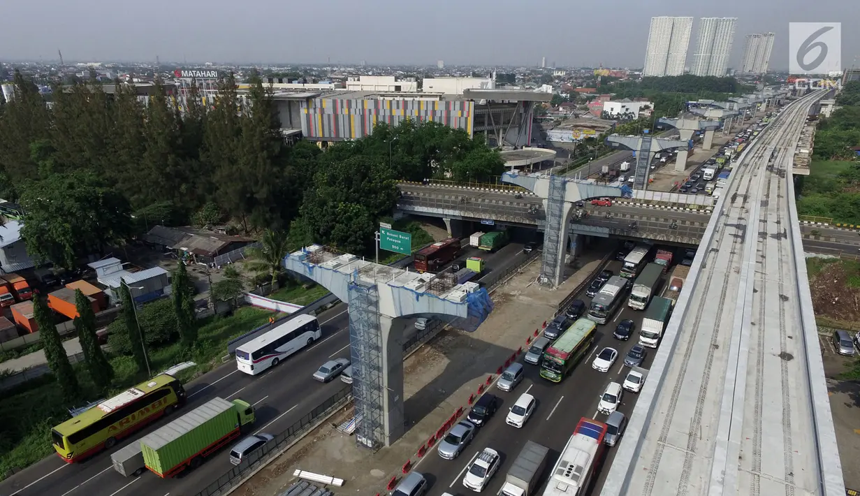 Kendaraan melintasi proyek Tol Jakarta-Cikampek II dan kereta api ringan (LRT) di Bekasi, Selasa (18/12). Sejumlah proyek di Jalan Tol Jakarta-Cikampek dihentikan sementara untuk mengantisipasi adanya potensi kemacetan. (Merdeka.com/Iqbal S. Nugroho)