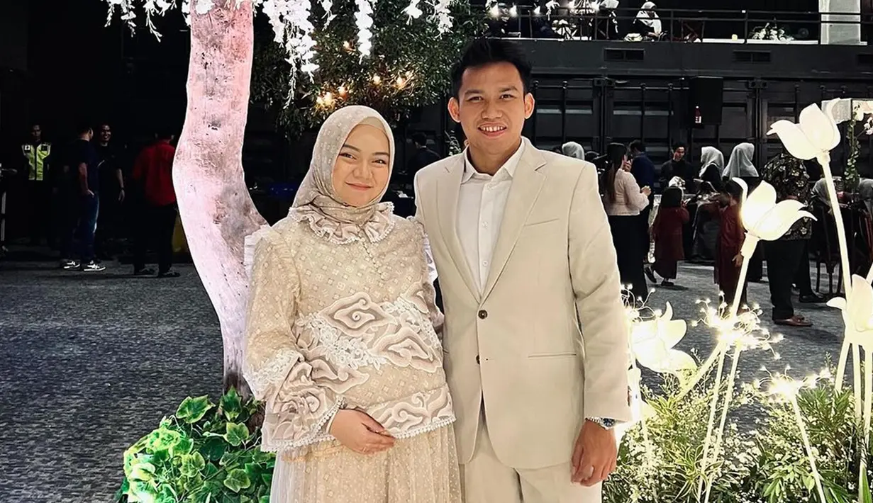Sahabatnya menikah, Witan Sulaeman turut bahagia atas pernikahan Adiba dan Egy Maulana. Witan Sulaeman dan istri hadiri pernikahan Adiba dan Egy dengan mengenakan baju couple warna cream. Meski tengah hamil, Rismahani istri Witan tetap tampil menawan dengan dress. Tak hanya saat resepsi, diketahui pesepakbola berusia 22 tahun ini juga hadir ke acara akad. (Liputan6.com/IG/@rismahanisulaiman_)