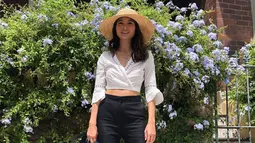 Tampil santai dengan busana model crop top berwarna putih, Acha Septriasa memilih memadukannya dengan celana berwarna hitam. Bahkan, topi yang digunakan olehnya pun menambah nilai plus dalam penampilan santainya yang tetap terlihat stylish. (Liputan6.com/IG/@septriasaacha)