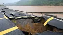 Kondisi jalan yang rusak akibat hujan lebat dan banjir di Quang Tri, Vietnam, 13 Oktober 2020. Bencana alam, terutama hujan lebat dan banjir, menyebabkan 28 orang tewas dan 12 lainnya hilang di wilayah tengah dan Dataran Tinggi Tengah Vietnam selama beberapa hari terakhir. (Xinhua/VNA)
