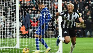 Pemain Newcastle United, Joelinton, merayakan gol yang dicetaknya ke gawang Chelsea dalam laga pekan ke-13 Liga Inggris 2023/2024 di St James' Park, Sabtu (25/11/2023). Newcastle United meraih kemenangan 4-1 atas Chelsea. (ANDY BUCHANAN / AFP)