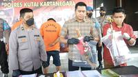 Polres Kukar menggelar press rilis terkait penganiayaan dua WNA asal China di tambang batu bara. (Istimewa)