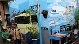 Anak-anak melintas dengan latar belakang warna-warni cat dinding dan grafiti di Kampung Bekelir, Babakan Kota Tangerang, Jumat (16/11). Sebanyak 120 seniman mural dilibatkan untuk mengecat rumah. (Liputan6.com/Fery Pradolo)