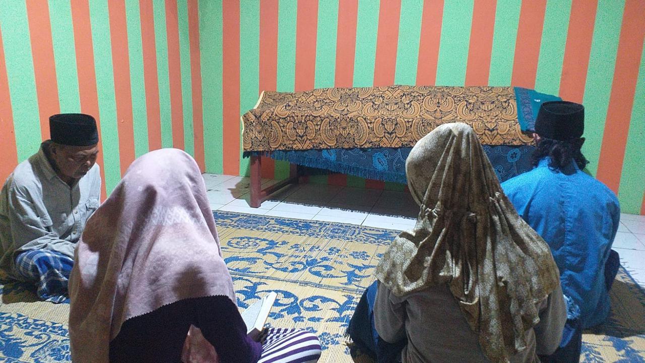 Yasinan dan tahlil untuk mendoakan orang yang meninggal, sebelum dimakamkan di Pemalang. (Foto: Liputan6.com/Humas Polres Pemalang)