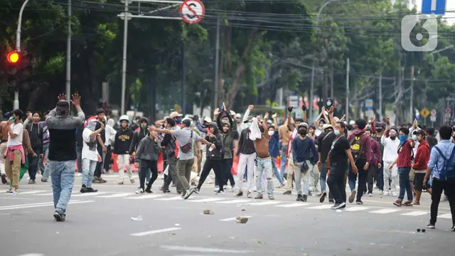 Bentrok Pengunjuk rasa Pecah