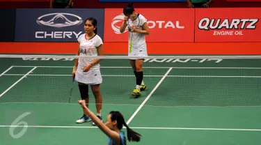 Pebulutangkis ganda putri Indonesia, Greysia Polii/Nitya tertunduk usai dikalahkan Tian Qing/Zhao Yunlei (Tiongkok) di Total BWF World Championships 2015, Jakarta, Sabtu (15/8/2015). Greysia/Nitya kalah 8-21, 16-21. (Liputan6.com/Helmi Fithriansyah)