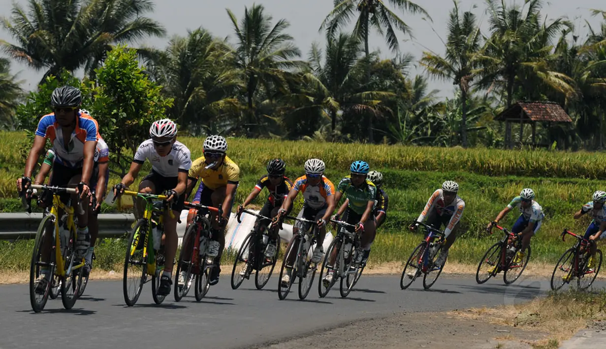 Etape 3 Internasional Tour De Banyuwangi Ijen dijuluki "etape neraka". Tampak, sejumlah pebalap melintasi salah satu lintasan di etape 3 ITdBI, (18/10/2014). (Liputan6.com/Helmi Fithriansyah)