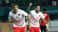 Penyerang Timnas Indonesia, Alberto Goncalves (kiri) bersama Stefano Lilipaly merayakan gol ke gawang Laos pada penyisihan Grup A Sepak Bola Asian Games 2018 di Stadion Patriot Candrabhaga, Bekasi, Jumat (17/8). (Liputan6.com/Helmi Fithriansyah)