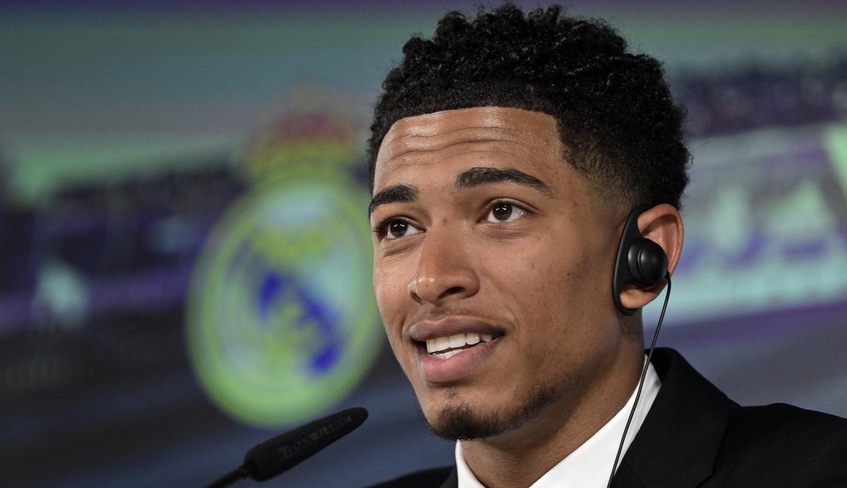 Gelandang anyar Real Madrid untuk musim 2023/2024, Jude Bellingham yang sebelumnya berseragam Borussia Dortmund menghadiri konferensi pers dalam acara perkenalan di Madrid (15/6/2023). Jude Bellingham sementara menjadi pemain dengan nilai transfer termahal di musim 2023/2024. Real Madrid mesti mengeluarkan mahar senilai 103 juta euro atau setara Rp1,7 triliun dengan durasi kontrak selama 6 tahun hingga 30 Juni 2029. (AFP/Javier Soriano)