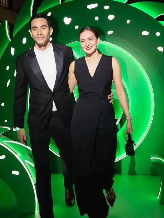 Jika merencanakan dinner romantis bisa mengenakan pakaian serba hitam seperti pasangan Donna Agnesia dan Darius Sinatria. Donna tampil dengan jumpsuit sleeveless. Sedangkan Darius mengenakan setelan jas hitam dengan inner t shirt putih. [@dagnesia]