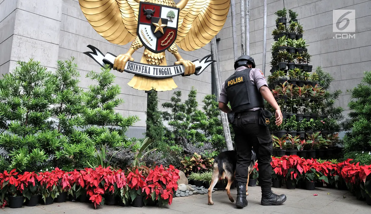 Tim K9 menggunakan anjing pelacak saat melakukan penyisiran jelang Misa Natal di Gereja Katedral, Jakarta, Senin (24/12). Misa malam Natal di Gereja Katedral Jakarta akan dilangsungkan dalam tiga waktu. (Merdeka.com/Iqbal Nugroho)