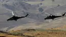 Helikopter militer melintas selama komando strategis dan staf melakukan latihan Center-2019 di lapangan tembak Lyaur, Tajikistan, Rabu (18/9/2019). Prajurit Rusia, Kazakhstan, Kirgistan, Tajikistan, Uzbekistan, India, Pakistan, dan China ikut serta dalam latihan ini. (AP Photo/Grits Sergei)