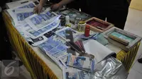 Polres Jakarta Barat merilis uang palsu, Jakarta, Jumat (25/9/2015). Tersangka dan barang bukti alat pencetak uang palsu berhasil diamankan petugas. (Liputan6.com/Gempur M Surya)