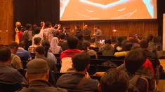 Iis Dahlia menyebut dirinya sebagai penyanyi dangdut senior, antusias dengan Indonesian Dangdut Awards yang akan segera berlangsung. Seperti apa ceritanya? Saksikan hanya di Starlite!