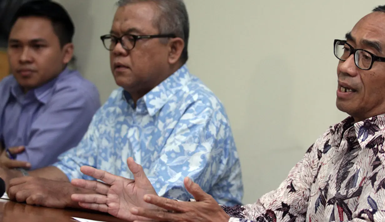 Sugianto Simanjutak (kanan) saat memberikan keterangan pers terkait kasus Bambang Widjojanto, Gedung YLBHI, Jakarta, Jumat (13/2/2015). Ia mendesak Peradi mengambil alih penanganan kasus BW dari kepolisian,(Liputan6.com/Faizal Fanani)