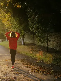 Antara pagi dan malam, mana waktu yang tepat untuk berolahraga? (Foto: Emma Simpson/Unsplash)