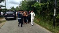 Warga turut membantu polisi menangkap sekitar 200 tahanan kabur dari Rutan Pekanbaru di Jalan Sialang Bungkuk. (Liputan6.com/M Syukur)