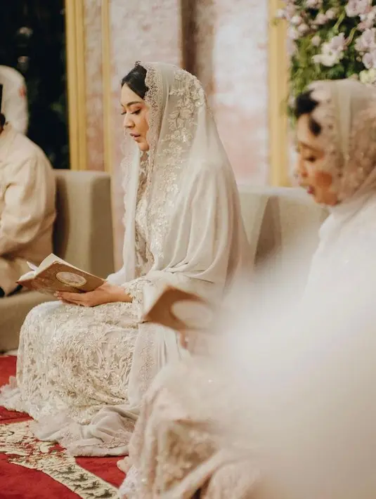 Gaya rambutnya juga dibuat lebih sederhana, yaitu sleek low bun dengan poni menyamping. (Instagram/putri_tanjung).