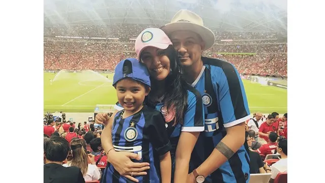6 Potret Keseruan Sharena dan Ryan Delon Saat Saksikan Inter Milan di Singapura