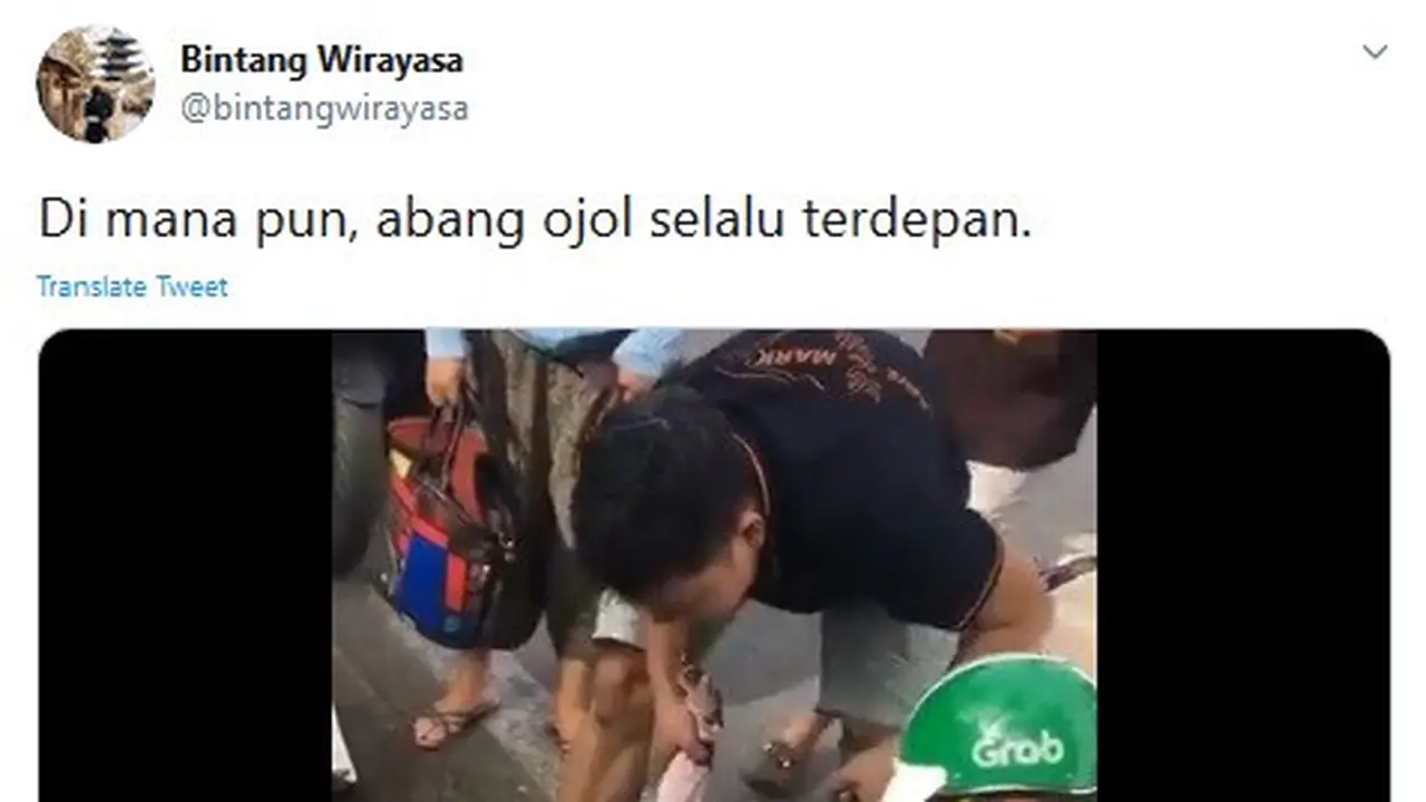 driver ojol bantu bocah keluar selokan