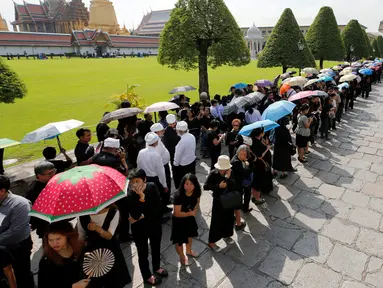 Rakyat Thailand berduka, menghadiri tempat duka Raja Thailand Bhumibol Aduyadej di Bangkok, Jumat (14/10). Pelayat berbaris memasuki Grand Palace untuk memberikan penghormatan terakhir kepada Raja Bhumibol. (Reuters/ Jorge Silva)