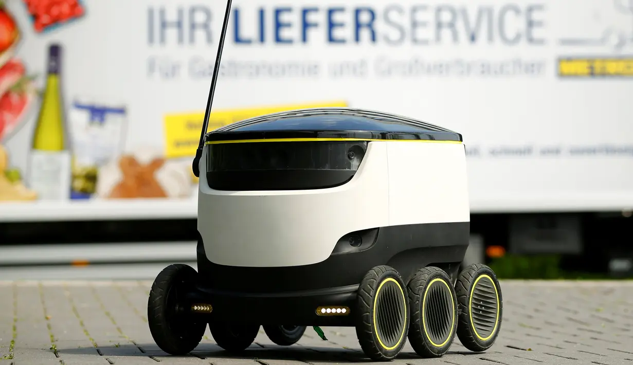 Sebuah mobil mungil beroda enam buatan Starship Technologies saat demonstrasi di kantor pusat Metro, Jerman, Selasa (7/6). Robot pengirim paket ini dibekali sensor yang membantunya untuk terhindar dari berbagai rintangan di jalan (REUTERS/Wolfgang Rattay)