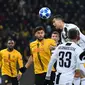 Aksi Cristiano Ronaldo melakukan duel udara kontra Young Boys pada laga lanjutan Liga Champions yang berlangsung di stadion Stade de Suisse, Swiss, Kamis (13/12). Juventus kalah 1-2 atas Young Boys. (AFP/Fabrice Coffrini)