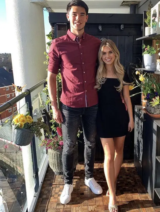 Siap-siap patah hati, sebab sepertinya Elkan Baggott sudah memiliki kekasih. Berpose dengan sang kekasih, Elkan mengenakan kemaja merah dipadu dengan celana jeans dan sneakers putih. (@elkanbaggott)