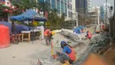 Pekerja menyelesaikan proyek pembangunan trotoar di Jalan MH Thamrin,Jakarta,Kamis (19/7). Jelang Asian Games 2018, pengerjaan infrastruktur di Jakarta terus dikebut. (Merdeka.com/Imam Buhori)