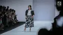 Aktris Dian Sastrowardoyo berjalan di catwalk mengenakan busana bertajuk Cotton Ink x Dian Sastro pada Jakarta Fashion Week 2019 di Senayan City, Rabu (24/10). COTTONINK mempersembahkan sejumlah rancangan dari beberapa artis. (Liputan6.com/Faizal Fanani)