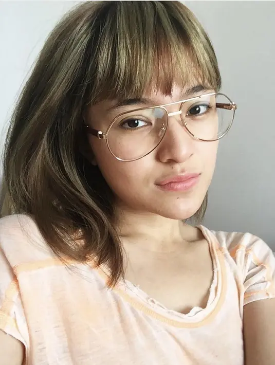 Rambut keemasan cokelat juga pernah dipilih Marshanda. Dengan gaya rambut sebahu dan poni depannya. @marshanda99
