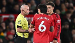 Wasit asal Inggris, Paul Tierney, berbicara dengan bek Manchester United, Lisandro Martínez, setelah ia menarik rambut striker Inggris milik Leeds United, Dominic Calvert-Lewin, yang berujung pada kartu merah untuk Martínez dalam pertandingan Premier League antara Manchester United dan Leeds United di Old Trafford, Manchester, Inggris barat laut, pada 13 April 2026. (Paul ELLIS / AFP)