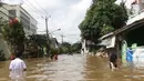 Kondisi banjir yang merendam perumahan Ciledug Indah, Tangerang, Banten, Kamis (2/1/2020). Memasuki hari kedua, kondisi perumahan tersebut masih tergenang banjir setinggi dada orang dewasa. (Liputan6.com/Angga Yuniar)