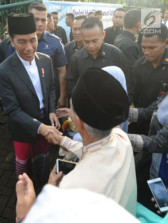 Presiden Joko Widodo bersalaman dengan warga usai melaksanakan salat id Hari Raya Idul Fitri 1 Syawal 1439 H di Lapangan Astrid, Kebun Raya Bogor, Jumat (15/6). (Merdeka.com/Arie Basuki)