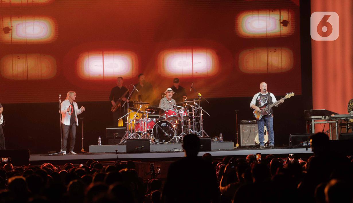 Grup musik asal Amerika tersebut berkolaborasi dengan Danny Seraphine dan Jeff Coffey dan menjadi penampil spesial pada hari pertama Java Jazz Festival 2023. (Liputan6.com/Faizal Fanani)