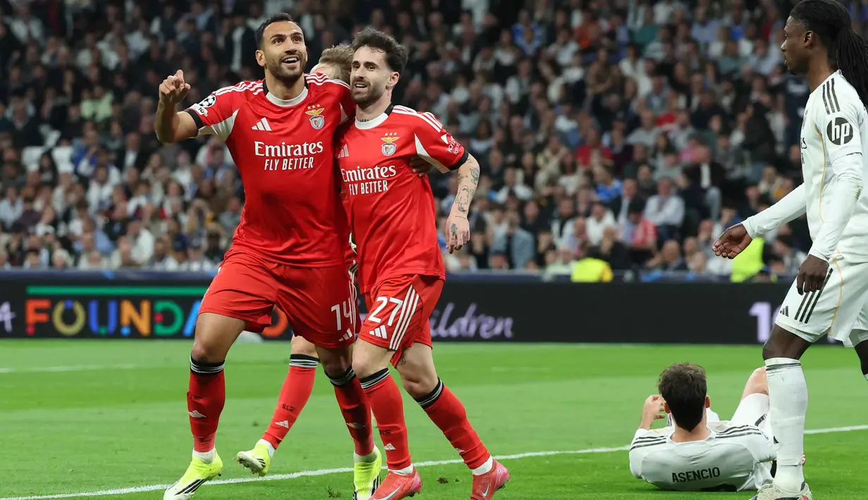 Benfica unggul lebih awal lewat Rafa Silva pada menit ke-14. Tampak dalam foto, gelandang SL Benfica bernomor punggung 27, Rafa Silva (kanan), merayakan golnya bersama rekan setimnya, Vangelis Pavlidis, selama pertandingan leg kedua babak playoff 16 besar Liga Champions 2025/2026 melawan Real Madrid di Stadion Santiago Bernabeu pada Rabu 25 Februari 2026 waktu setempat atau Kamis (26/2/2026) dini hari WIB. (Pierre-Philippe MARCOU/AFP)