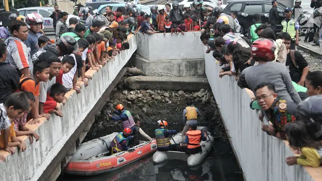 Pencarian Buaya di Kali Grogol Jakarta