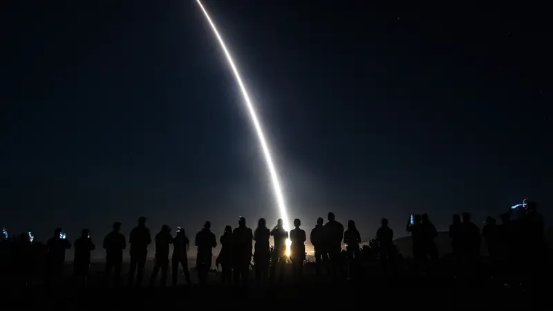 Angkatan Udara Amerika Serikat melakukan uji coba peluncuran rudal balistik antarbenua (intercontinental ballistic missile/ICBM) Minuteman III.