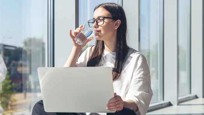 Manfaat Minum Air Putih bagi Perempuan Karier yang Sibuk