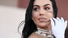 Georgina Rodriguez berpose saat melintasi karpet merah film "Enea" yang dipersembahkan dalam acara Venice Film Festival di Venice, Italia, 5 September 2023. (Tiziana FABI/AFP)