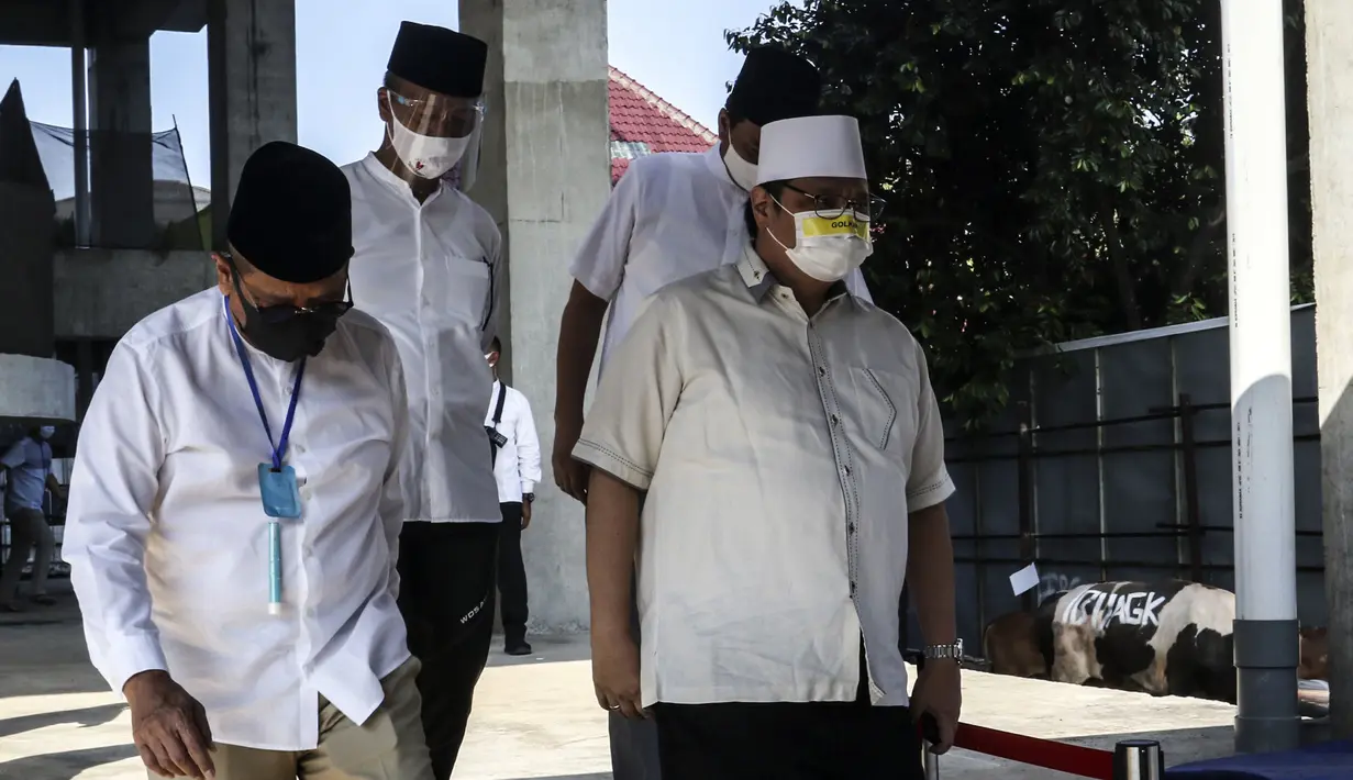 Ketua Umum Partai Golkar Airlangga Hartarto (kanan) saat penyerahan hewan kurban Idul Adha di DPP Partai Golkar, Jakarta, Jumat (31/7/2020). Partai Golkar menyembelih 37 hewan kurban untuk dibagikan ke yayasan, panti asuhan, pesantren, karyawan, dan warga sekitar. (Liputa6.com/Johan Tallo)