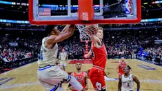 Pebasket Milwaukee Bucks, Giannis Antetokounmpo, memasukkan bola saat melawan Chicago Bulls pada laga NBA di United Center, Selasa (31/12/2019). Milwaukee Bucks menang 123-102 atas Chicago Bulls. (AP/Matt Marton)