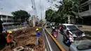 Akibat pembangunan Fly Over Ciledug - Tendean di Kebayoran Lama lalu lintas menjadi tersendat, Jakarta, Kamis, (12/3/2015). Direktorat Lalu Lintas Polda Metro Jaya merencanakan rekayasa arus lalu lintas di kawasan tersebut (Liputan6.com/Johan Tallo)