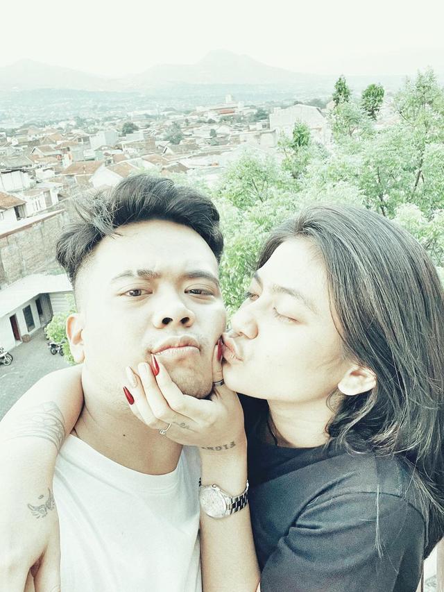 Pamer Momen Mesra, Ini 6 Potret Kebersamaan Reza Smash dan DJ Joice