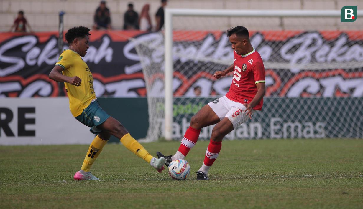 <p>Pemain FC Bekasi City, Sunni Hizbullah (kanan) berebut bola dengan pemain Nusantara United FC, Braif Fatari pada laga lanjutan Grup B Pegadaian Liga 2 2023/2024 di Stadion Singaperbangsa, Kabupaten Karawang, Jawa Barat, Minggu (12/11/2023). (Bola.com/Ikhwan Yanuar)</p>