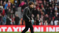 Pelatih Tottenham Hotspur, Antonio Conte berjalan meninggalkan lapangan setelah laga lanjutan Liga Inggris 2022/2023 melawan Southampton di St Mary's Stadium, Southampton, 18 Maret 2023. Tottenham resmi mengakhiri kerjasama dengan Conte pada Senin, 27 Maret 2023 setelah dirinya memberikan komentar kontroversial yang mengkritik petinggi klub Daniel Levy dan para pemainnya secara terbuka di hadapan media. (AFP/Adrian Dennis)