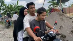 Tampil sederhana bak gadis desa, Azizah Salsha banjir pujian dari netizen. Kegirangan dibonceng Arhan karena baru pertama kali naik motor, Azizah Salsha tak masalah jika harus duduk di depan. Pasalnya selama ini Azizah dilarang sang ayah berkendara naik motor. Melihat tingkah Azizah yang duduk di depan Arhan seperti anak kecil, netizen jadi gemas. (Liputan6.com/IG/@/arhanazizah.official)