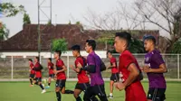 Tampak pemain baru Bali United M. Ridho Djazulie berlatih bersama pemain Bali United lainnya di Lapangan Gelora Samudera, Kuta, Selasa sore (10/5/2022). (Maheswara Putra/Bola.com)